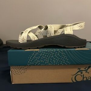 Women’s Chaco (size 8) new, never one ZCloud 2 Sandal (Oculi Sand)